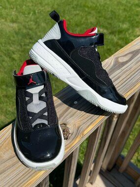 Air Jordan Max Aura 2 Kids 1Y Black Red Bred Y2K Streetwear 3311